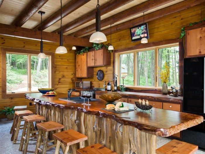 Обеденная зона в деревянном доме