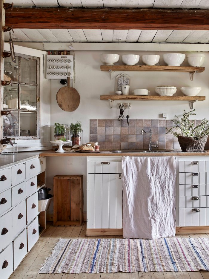Кухонные гарнитуры в деревенском стиле