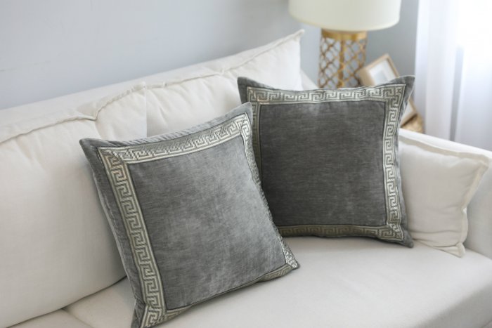 Серые декоративные подушки