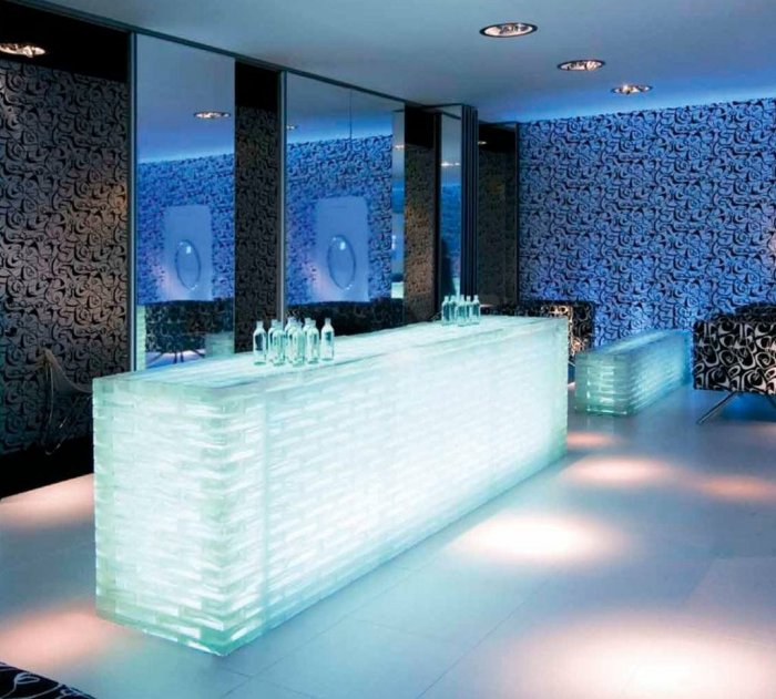 Барная стойка из стеклоблоков с подсветкой