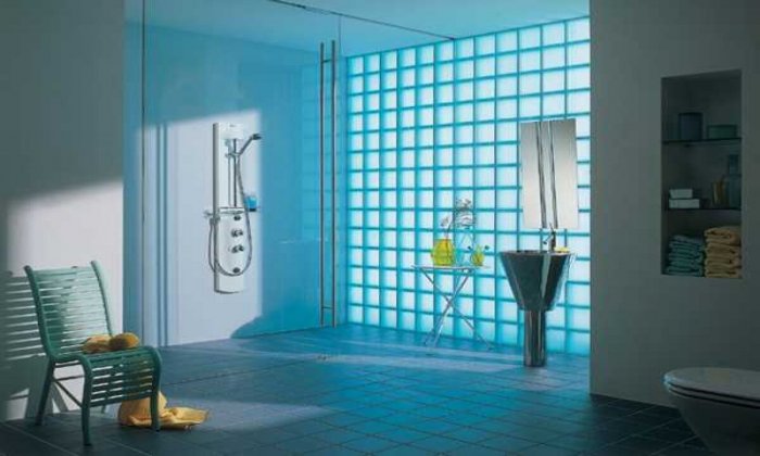 Стеклянные блоки в интерьере ванной