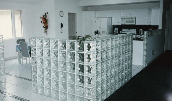 Стеклоблоки в интерьере кухни