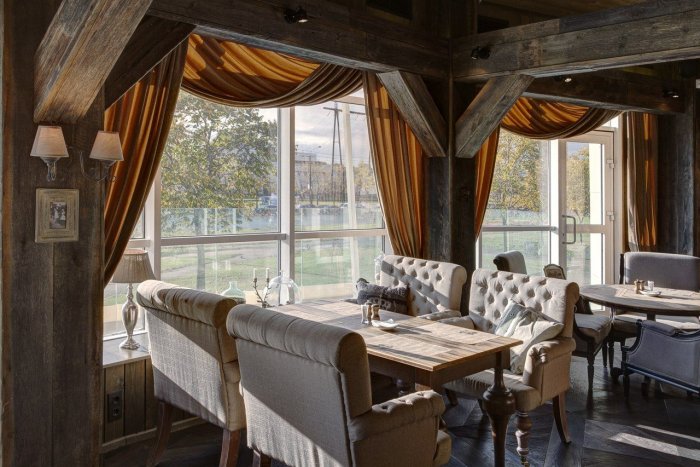 Интерьер ресторана в деревянном стиле