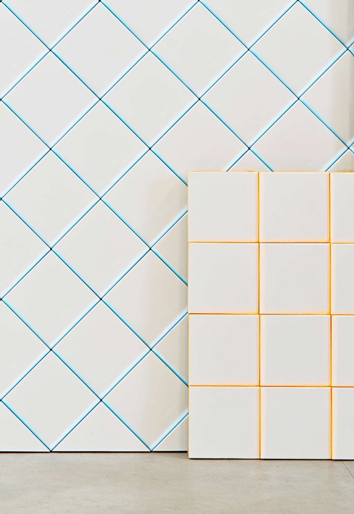 Белая плитка с голубой затиркой