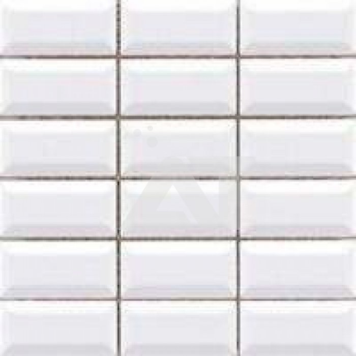 Мятная затирка на белой плитке