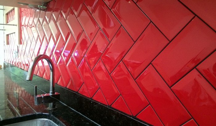 Белая плитка с темной затиркой