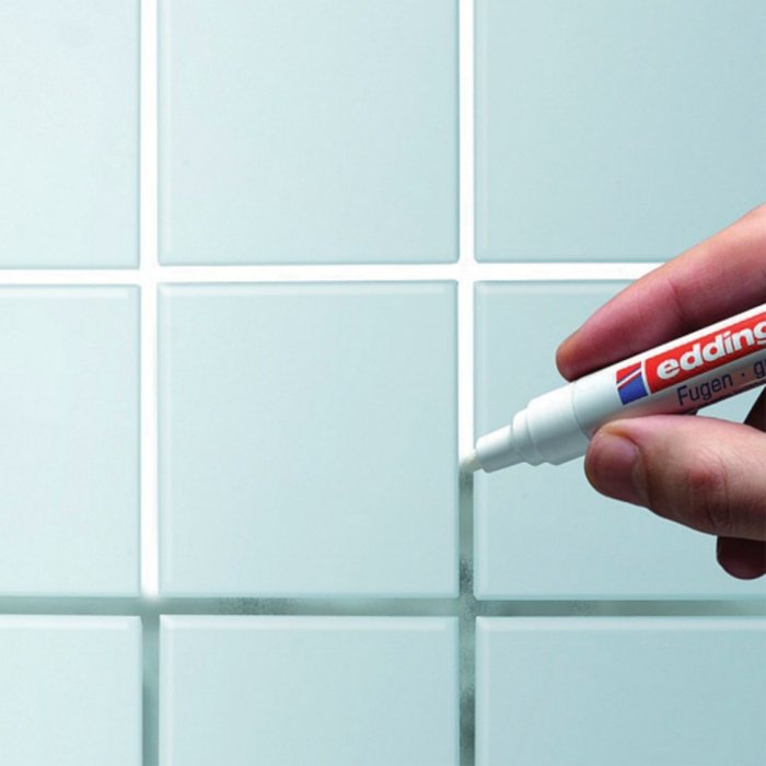 Белая плитка в ванной с цветной затиркой