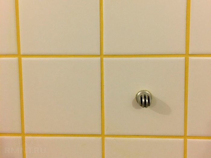 Белая плитка с голубой затиркой