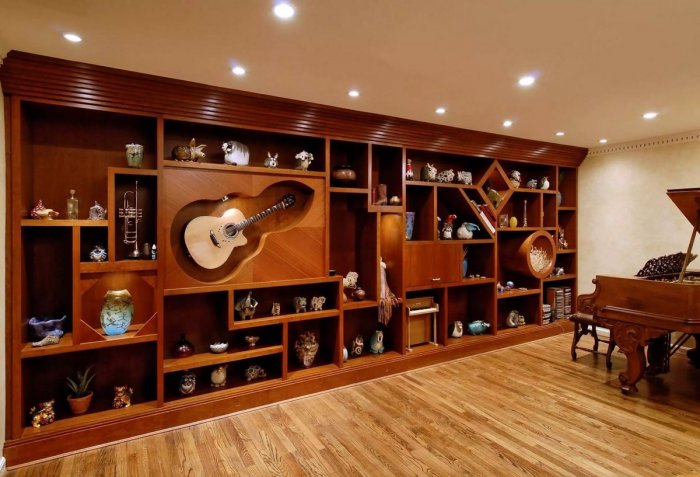 Полка с музыкальными инструментами