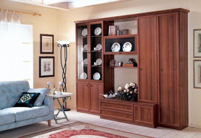 Гостиная со старой стенкой