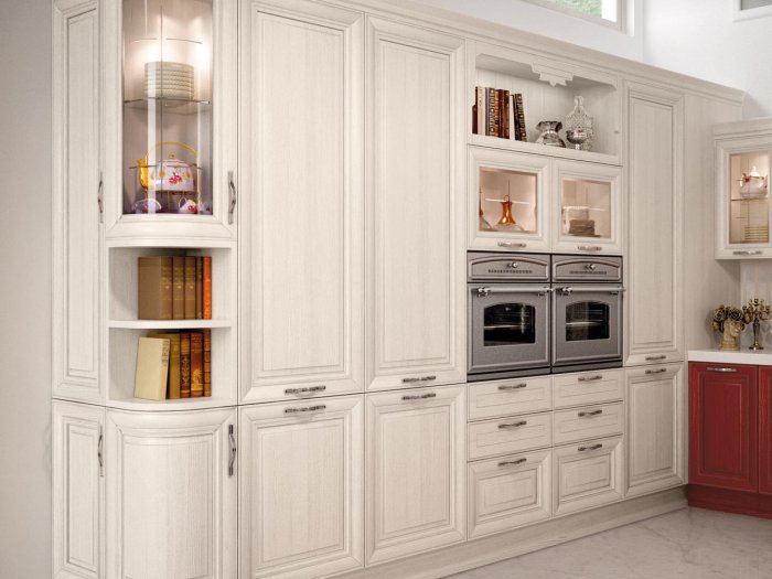 Кухня с высокими шкафами