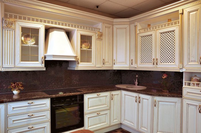 Кухня белое дерево с золотом