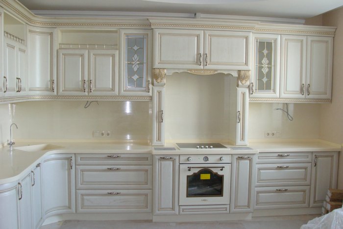 Кухня белая массив с золотой патиной с белой столеш