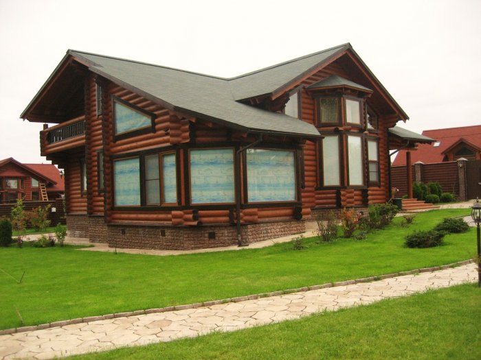 Темный бревенчатый дом