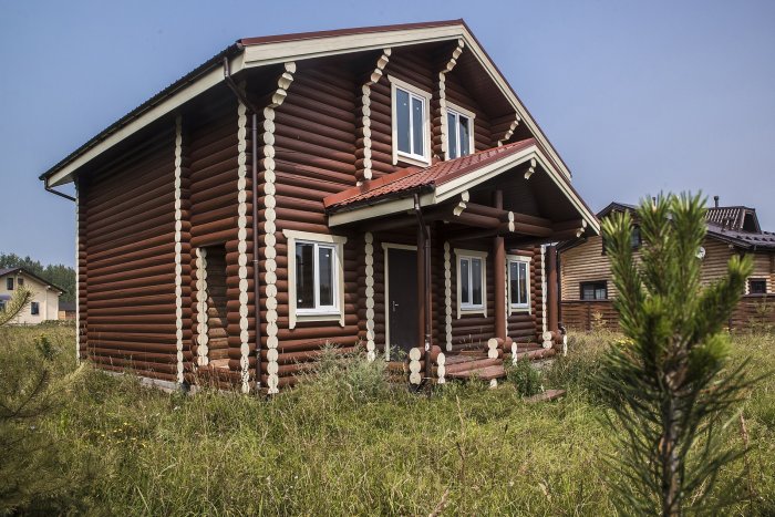 Деревянный дом с белыми торцами