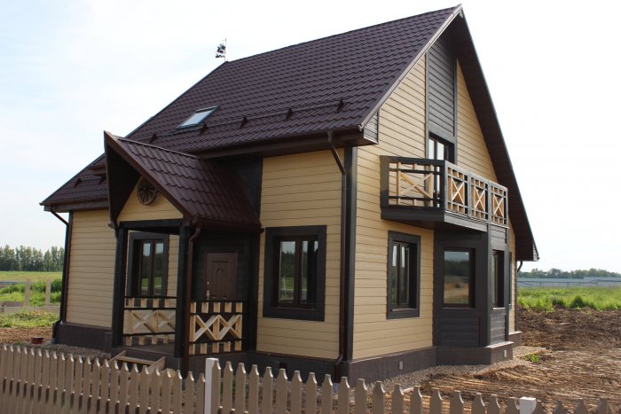 Сочетание сайдинга с крышей