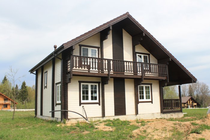 Деревянный дом с коричневой крышей