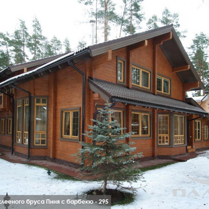 Темно коричневый деревянный дом