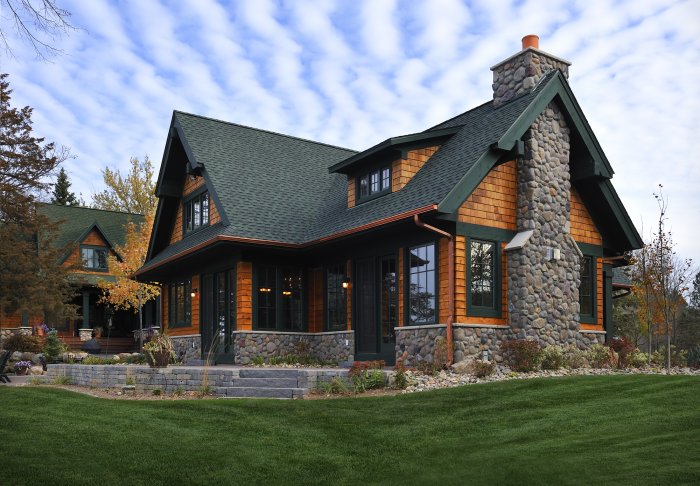 Деревянный дом в темном цвете