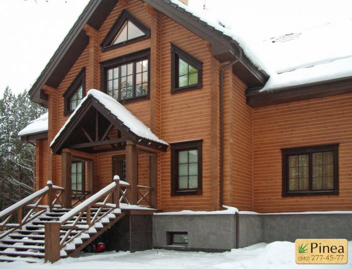 Деревянный дом с коричневыми окнами