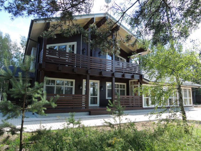 Темно коричневый деревянный дом