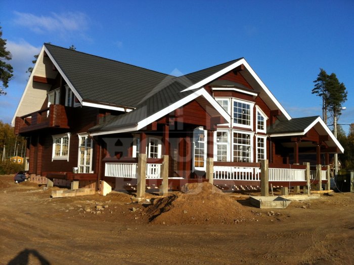 Темно коричневый деревянный дом