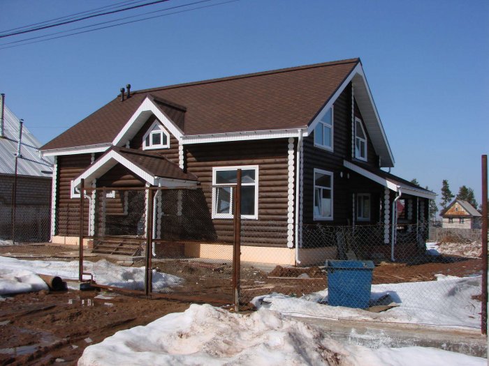 Темно коричневый дом