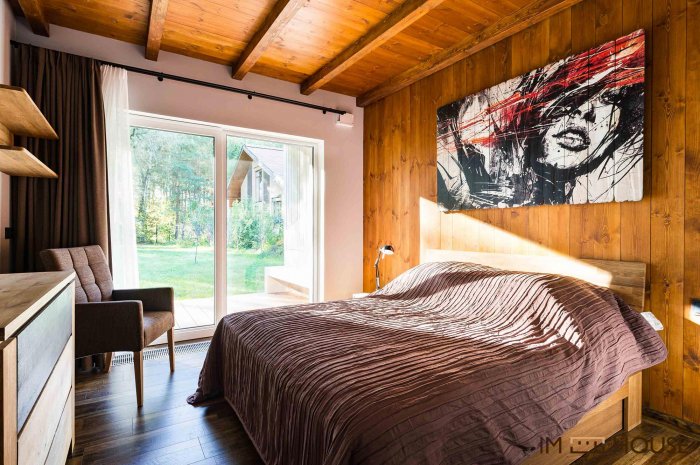 Спальня лофт в брусовом доме