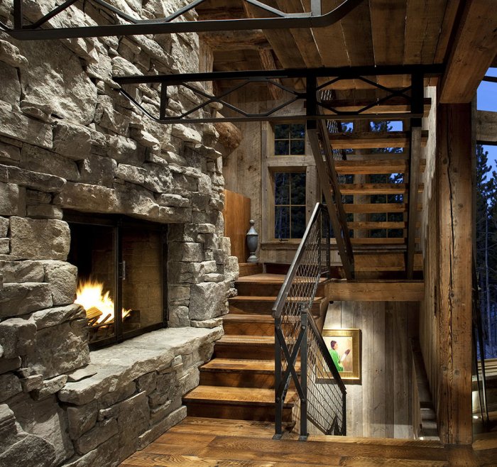 Камин у лестницы