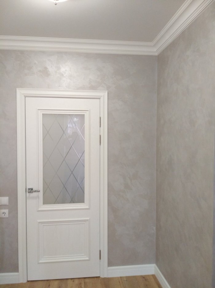 Белые двери и декоративная штукатурка