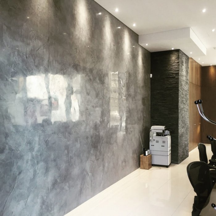 Декоративная штукатурка под мрамор в коридоре