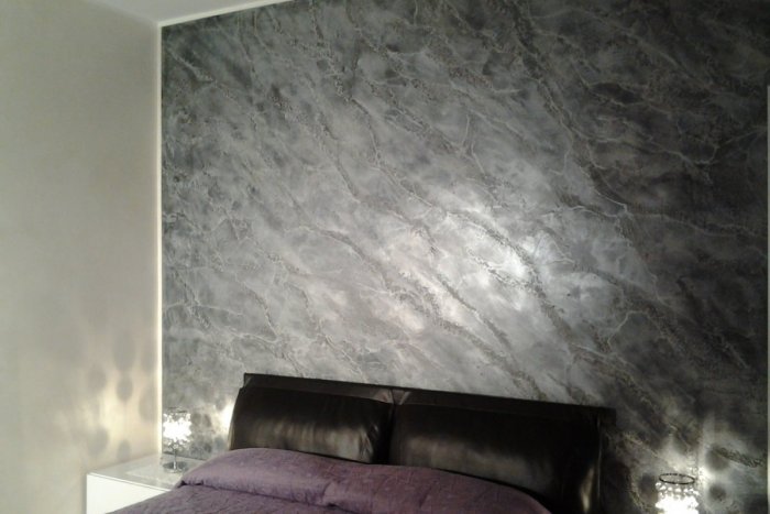 Серая фактурная штукатурка в интерьере