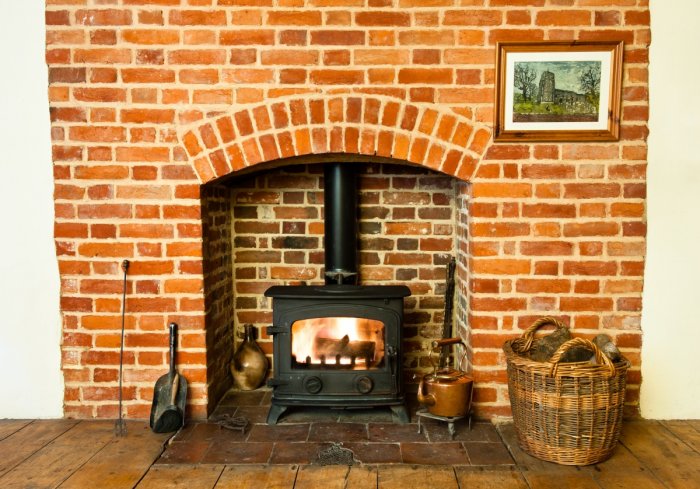 Кирпичный камин на дровах