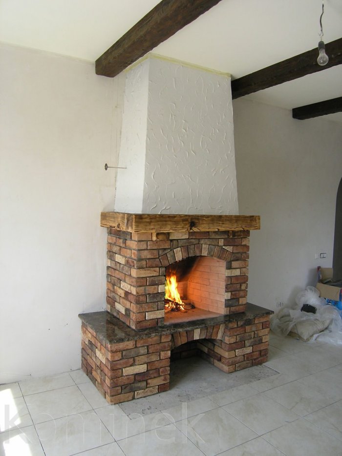 Камин в доме из кирпича