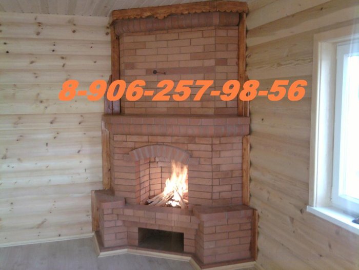 Угловой камин из кирпича в деревянном доме