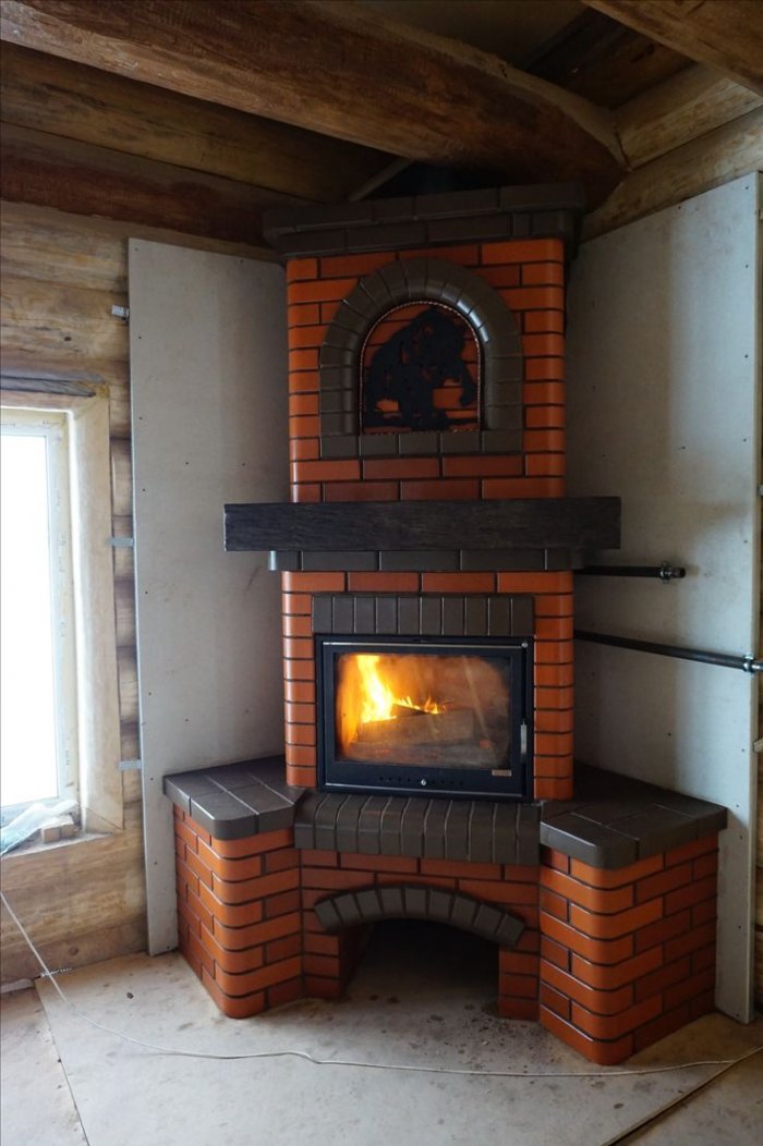 Угловой камин на даче