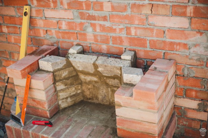 Небольшой камин из кирпича