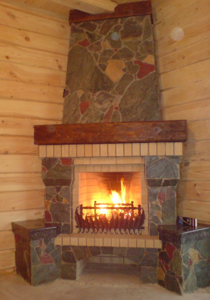 Угловой камин в деревянном доме