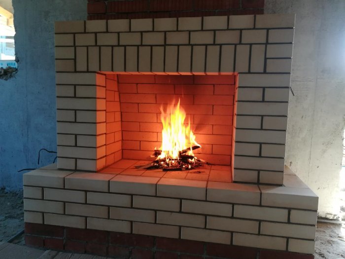 Камин из огнеупорного кирпича