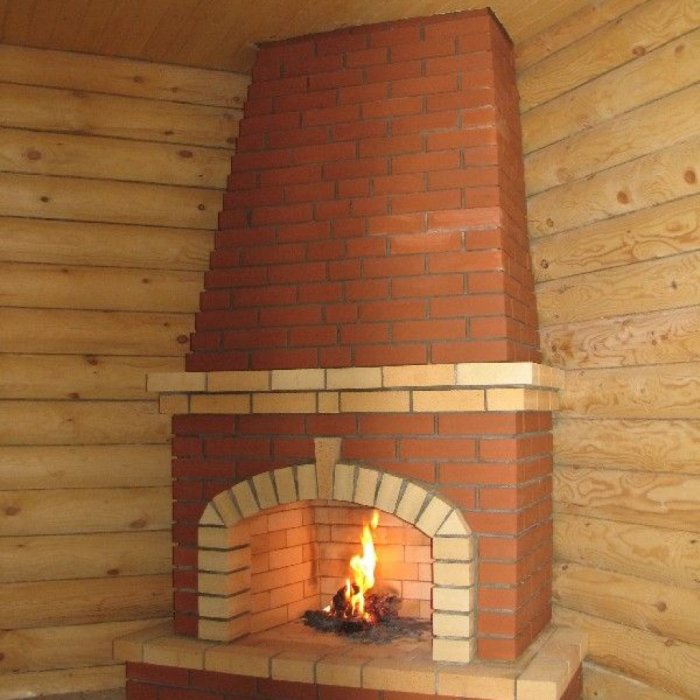 Кирпичный камин в деревянном доме