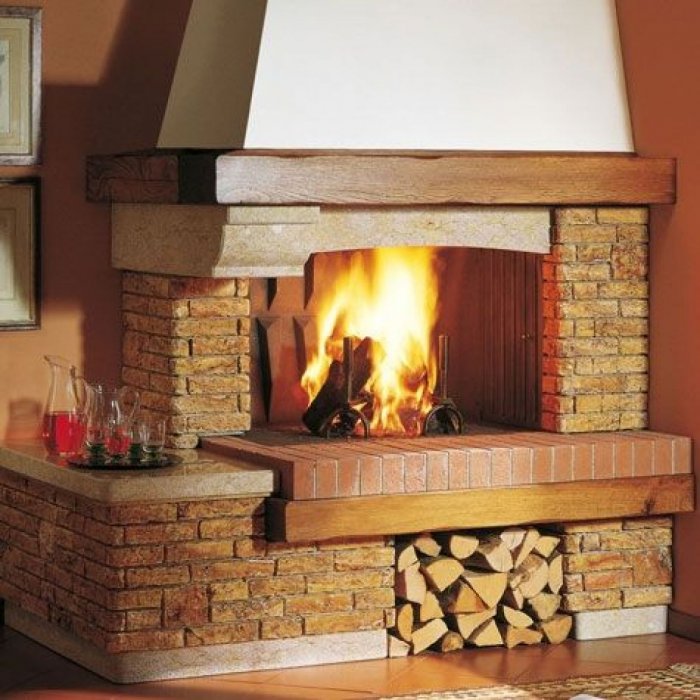 Камин угловой дровяной