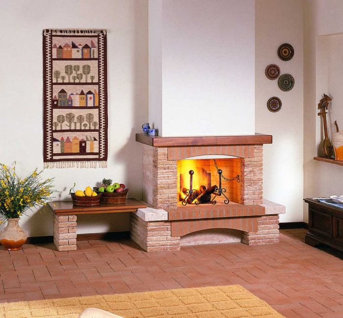 Пристенный камин из кирпича