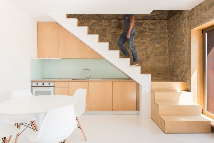 Угловая кухня под лестницей