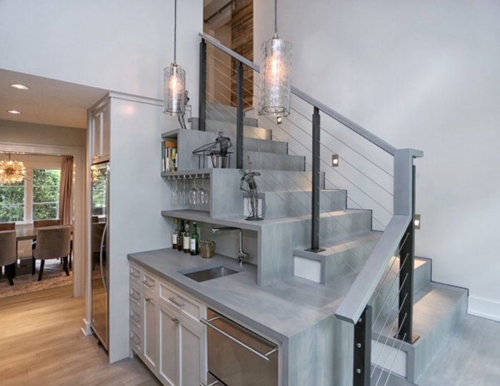 Интерьер кухни с лестницей