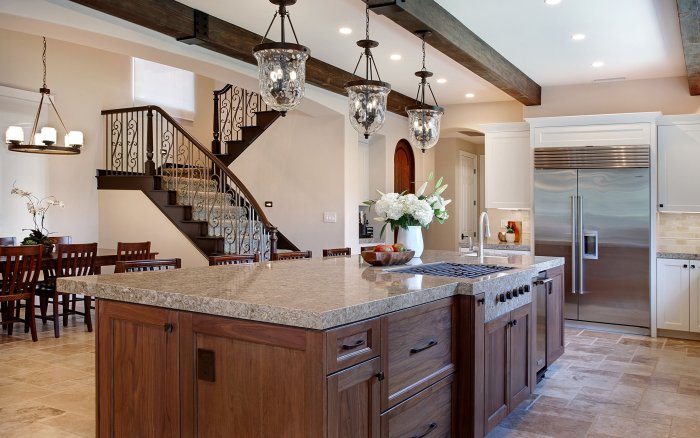 Кухня под лестницей