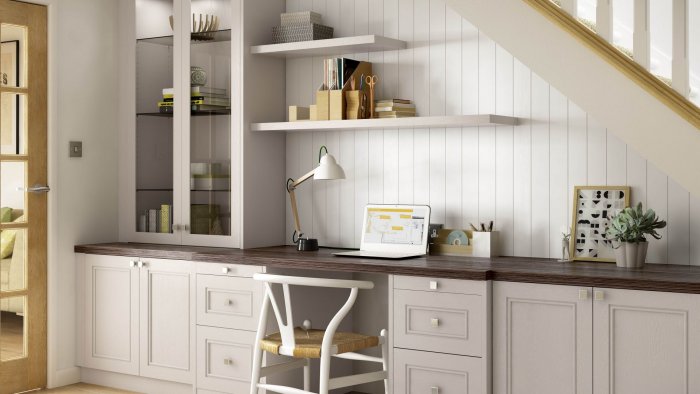 Маленькая кухня под лестницей