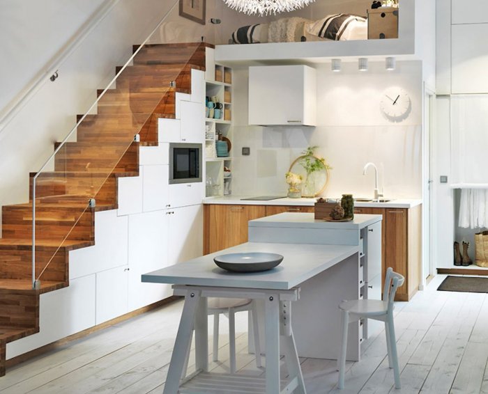 Обеденный стол под лестницей