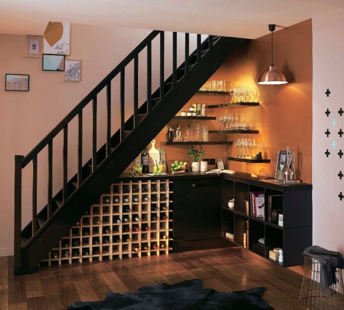 Угловой шкаф под лестницей