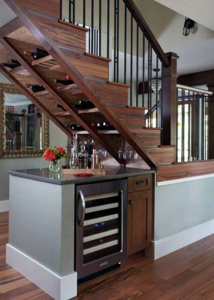 Пространство под лестницей