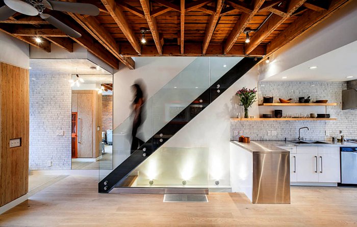 Кухня под лестницей в загородном доме